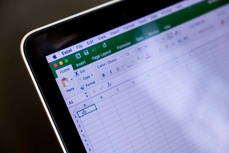 تصویر بزرگ‌نمایی یک کتاب‌کار اکسل روی لپ‌تاپ.