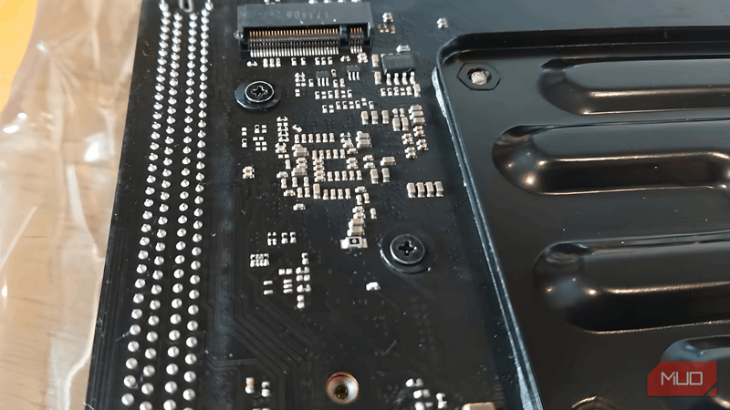 نمای نزدیک از کانکتور M.2 لپتاپ