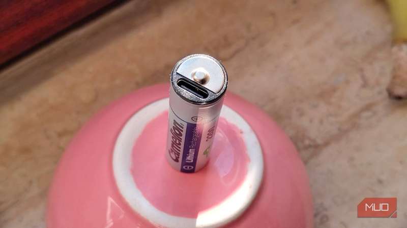 نمای نزدیک یک باتری AA قابل شارژ USB‑C بزرگ-۱