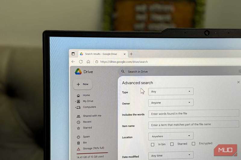 نمای نزدیک از پنجره جستجوی Google Drive بر روی لپ‌تاپ