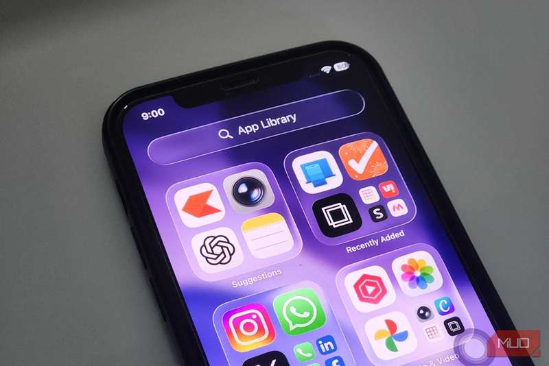 نمای نزدیک از آیفون نشانگر کتابخانه برنامه‌ها
