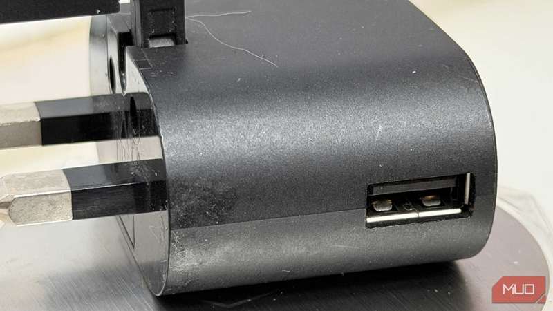 عکس نزدیک از یک شارژر USB‑A