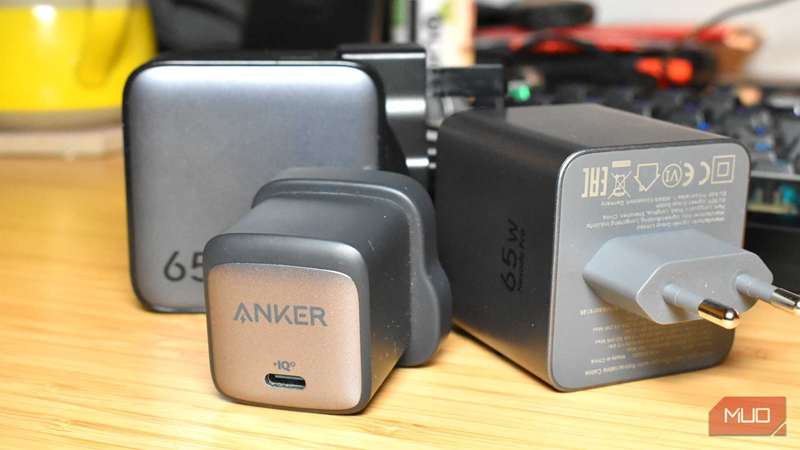 مجموعه‌ای از شارژرهای USB‑C روی میز