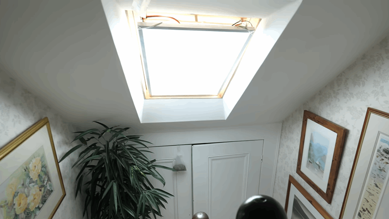 مانیتور کامپیوتری نصب‌شده به عنوان لایت‌باکس