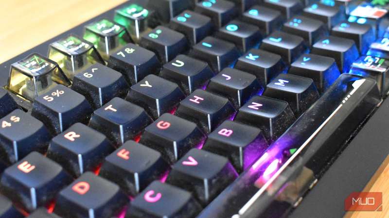 صفحهکلید مکانیکی کثیف با نمای طولانی و کلیدهای پوشیده از گرد و خاک