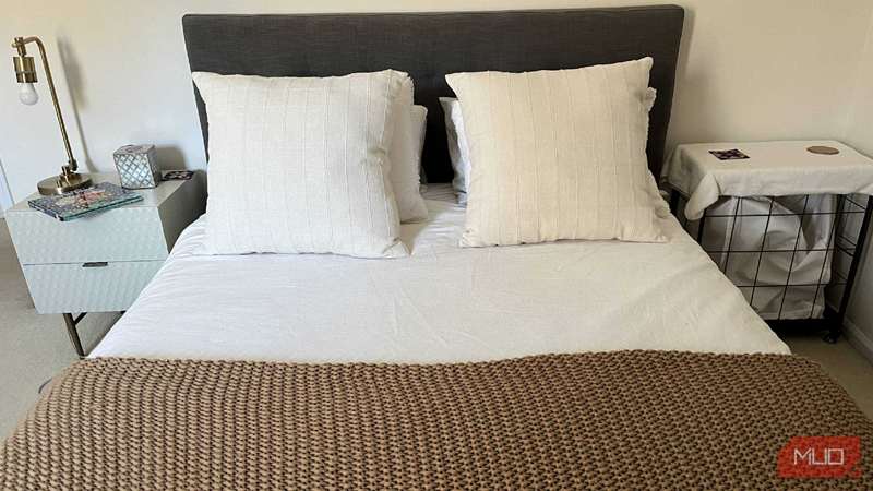 تختی با دوپوش و پتو روی آن