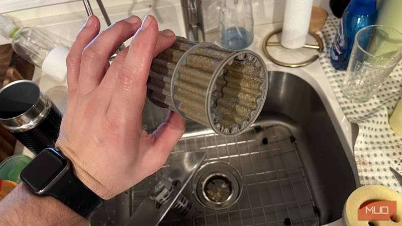 یک فیلتر کثیف ماشین ظرف‌شویی نزدیک به سینک
