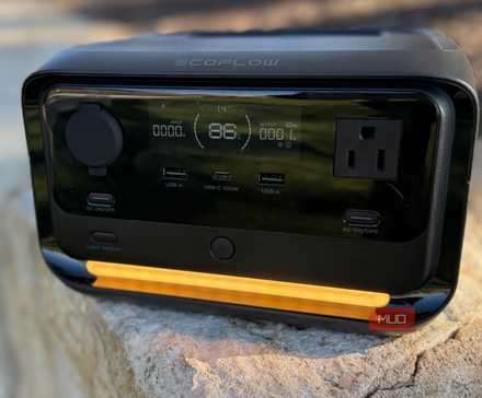 نمای جلویی Ecoflow River 3 Plus با نور روشن