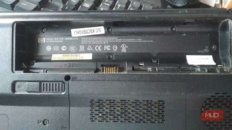 اسلات باتری قابل حذف با باتری جدا شده.