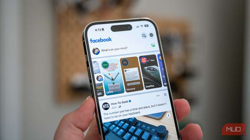 صفحهٔ اصلی فیس‌بوک در آیفون ۱۴ پرو اپل