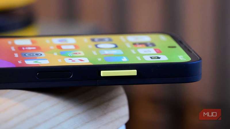 دکمه میکروفون و دوربین سختافزاری در فیرفون ۶.