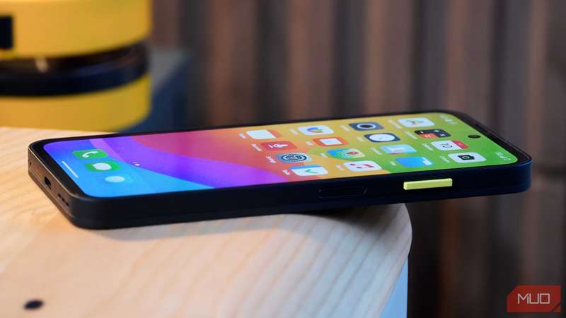 Fairphone 6 با صفحه روشن