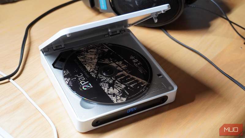 یک سی‌دی در پخش‌کننده سی‌دی قابل حمل Fiio DM13