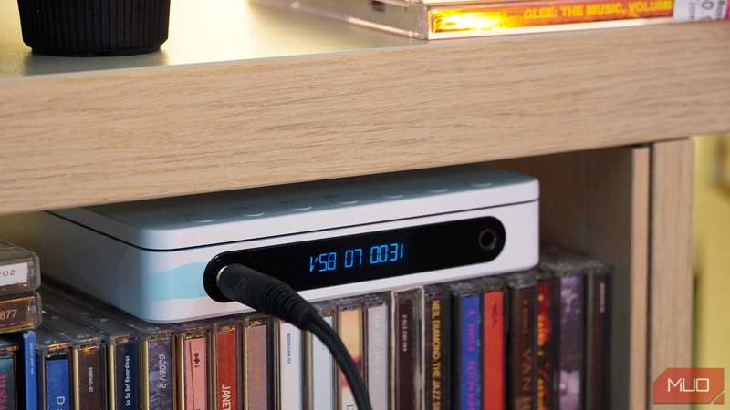 پخش موسیقی بر روی پخش‌کنندهٔ سی‌دی Fiio DM13