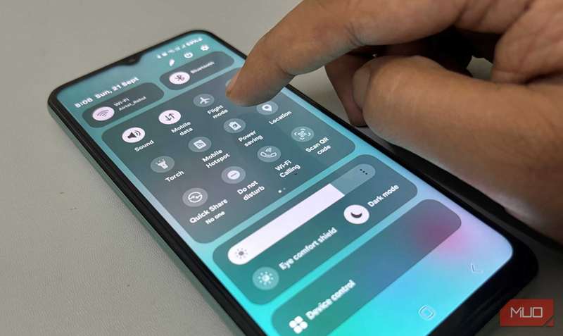 انگشت در حال ضربه زدن بر پنل تنظیمات سریع در صفحه تلفن سامسونگ
