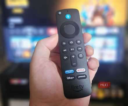 ریموت Fire TV Stick در دست