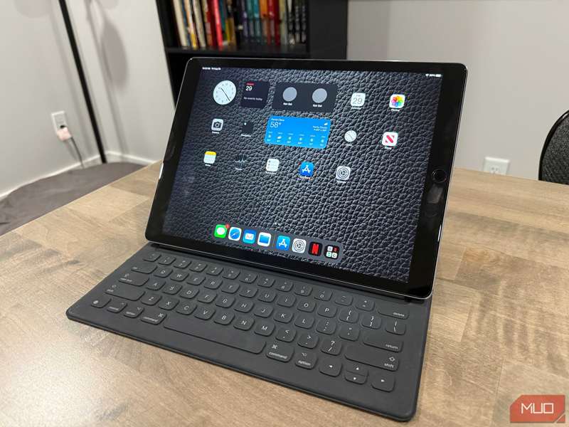 iPad Pro نسل اول روی میز با کیبورد