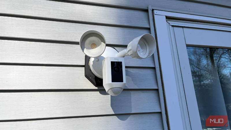 دوربین Ring Flood Light در فضای باز