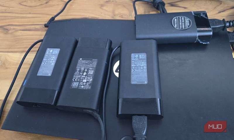 چهار شارژر HP 150W بر روی یک لپ‌تاپ HP