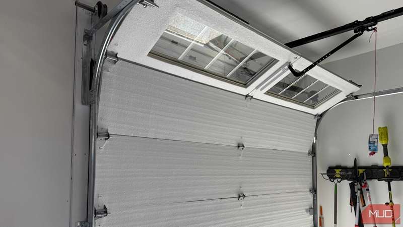 پنل‌های کاملاً عایق‌دار درب گاراژ با پنجره‌های باز