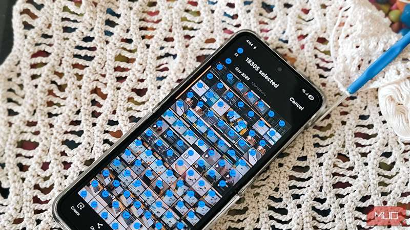 برنامه گالری باز با تمام عکس‌های انتخاب شده بر روی سامسونگ گلکسی Z Flip 6