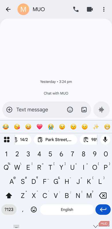Gboard نوار پیشنهاد را پس از وارد کردن نقطه‌گذاری نمایش می‌دهد