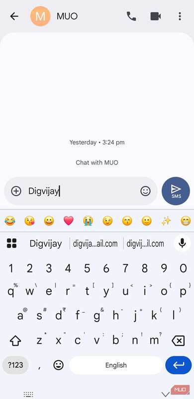 Gboard هنگام تایپ نام، پیشنهادهای مختلف ایمیل مخاطب را نشان می‌دهد