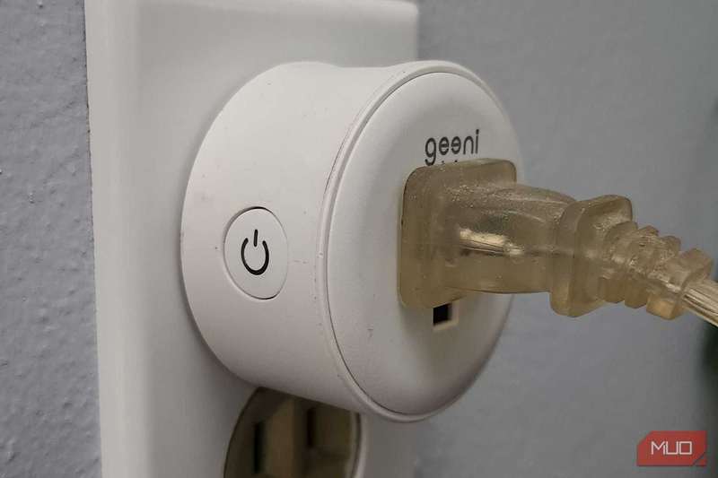 پلاگ هوشمند Geeni با چراغ سقفی قدیمی متصل