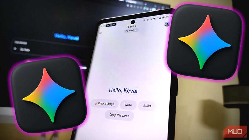 Gemini روی صفحه‌نمایش گوشی هوشمند با لوگوهای Gemini