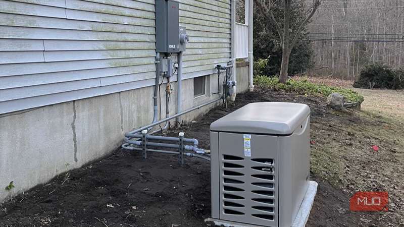 یک ژنراتور در کنار یک خانه