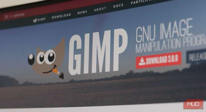 وبسایت GIMP روی مانیتور.