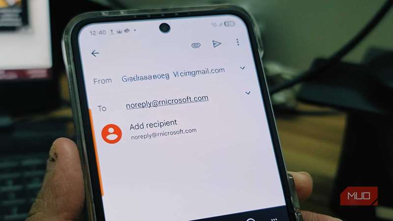 پنجره نوشتن ایمیل Gmail باز بر روی یک گوشی سامسونگ