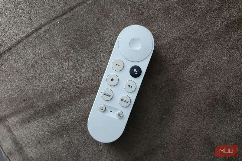 دستگاه ریموت استریمینگ گوگل کروم کست، با تشخیص صدای داخلی بر روی مبل قهوه‌ای