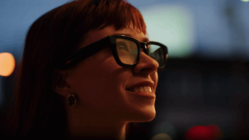 زنی که عینک‌های نمایش هوش مصنوعی گوگل را بر سر دارد.