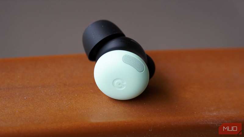 نمای جلوی یک هدفون سبز Pixel Buds Pro 2