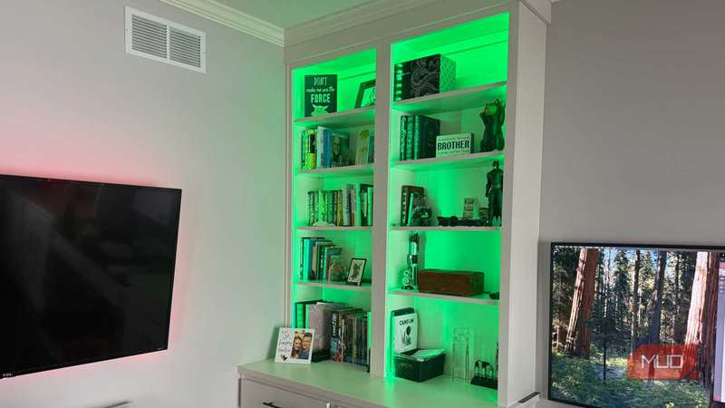 نوارهای روشنایی Govee بر روی قفسهٔ سبز دفتر