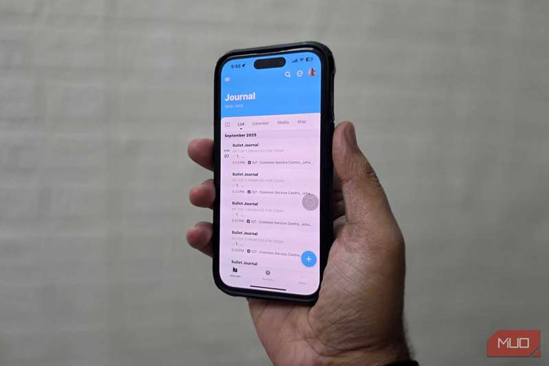 دست در حال نگه داشتن گوشی با نوشته‌های Day One روی صفحه.