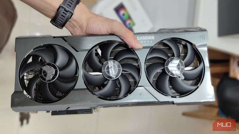 دست در حال نگه داشتن کارت گرافیک AMD