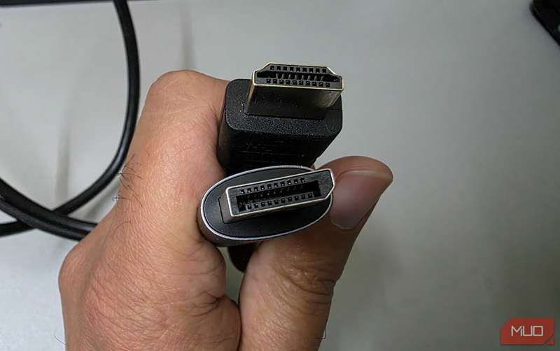 بدنه‌های کابل HDMI و DisplayPort در کنار هم