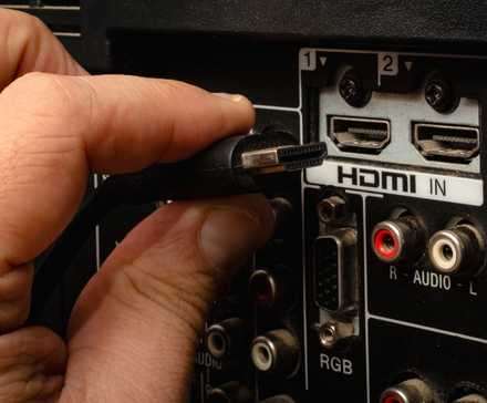 کابل HDMI که بهپشت پورت HDMI تلویزیون وصل میشود