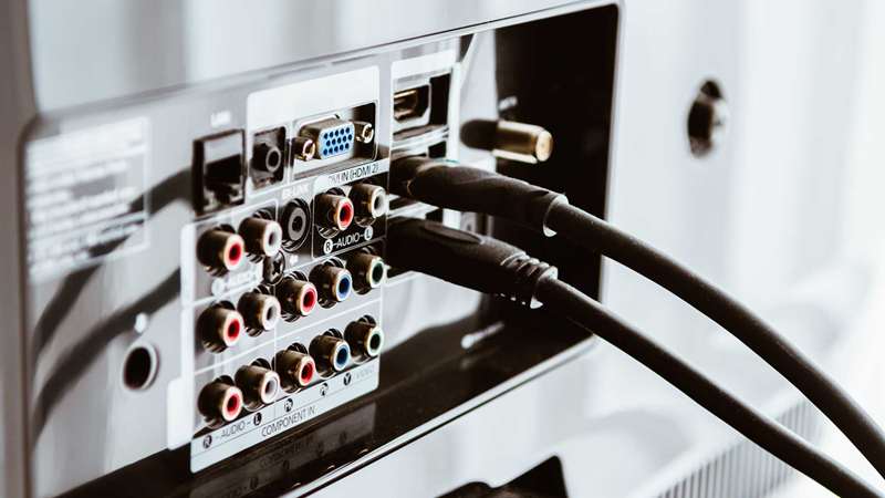 کابل‌های HDMI وصل شده به تلویزیون هوشمند.