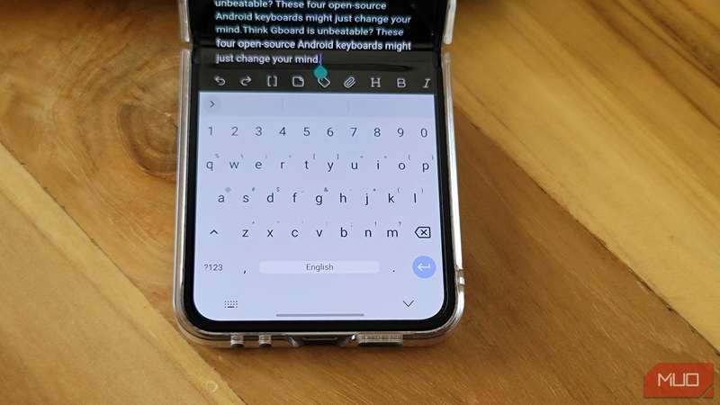 HeliBoard باز شده در Samsung Galaxy Z Flip 6