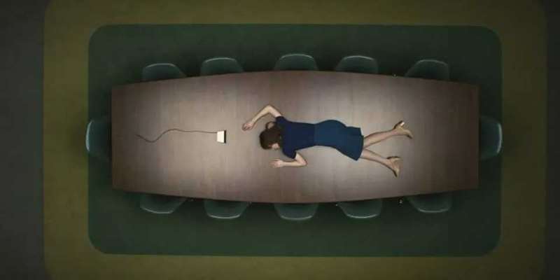 عکس Helly‑R روی میز در آزمایشگر Severance