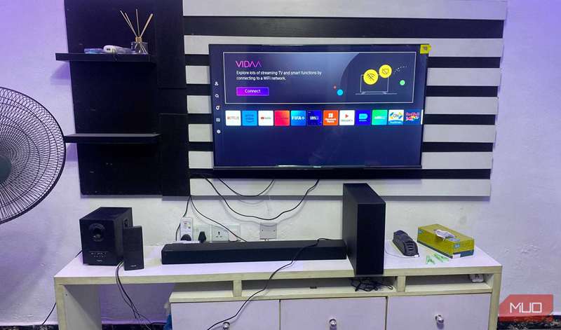 Hisense HS2100 و ساب ووفر زیر تلویزیون قرار گرفته‌اند.