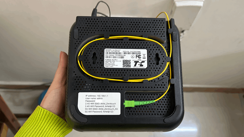 در حال نگه داشتن روتر به‌صورت وارونه