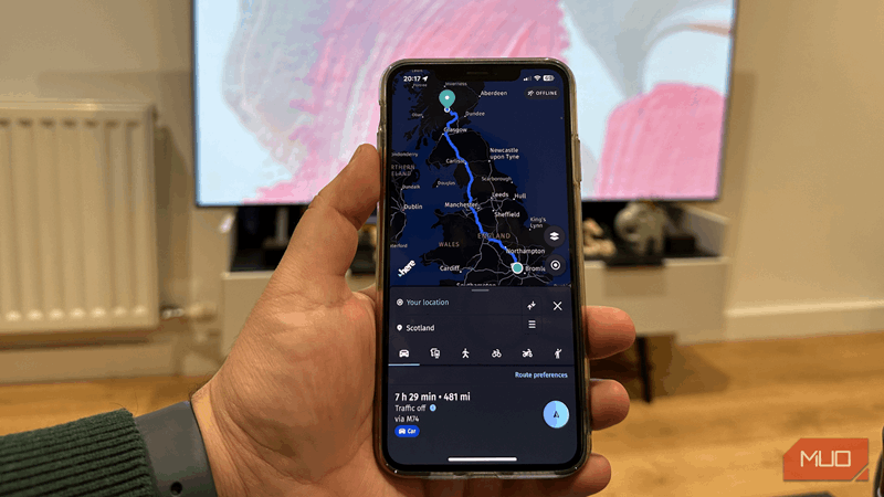 در دست داشتن آیفون با برنامه HERE WeGo روی صفحه