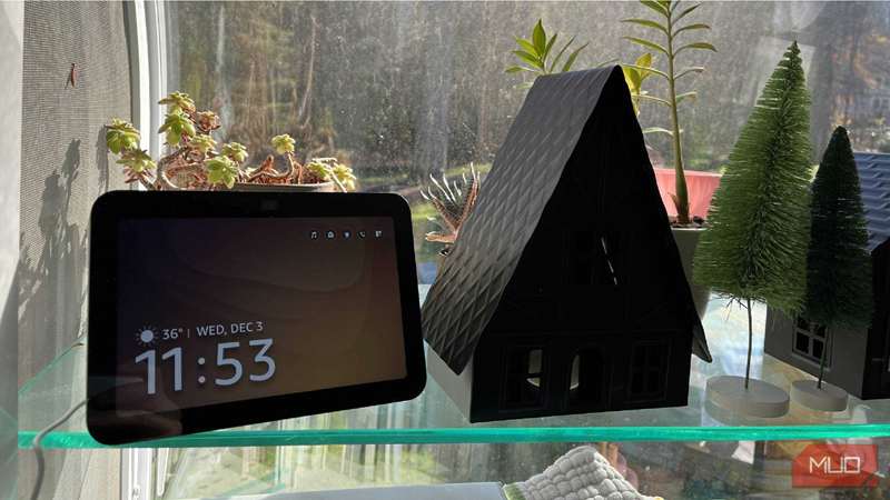 یک Amazon Echo Show 8 در کنار برخی تزئینات