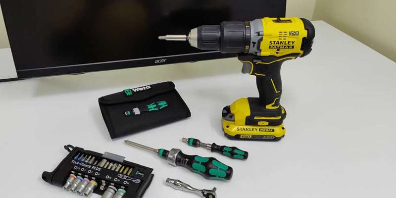 دریل بیسیم Stanley Fatmax در کنار ابزارهای دستی Wera