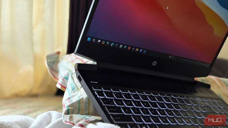 لپ‌تاپ گیمینگ HP Pavilion بر روی یک بالش