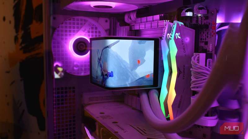 داخل کیس PC با نمایش فن منحنی و کابل‌ها.